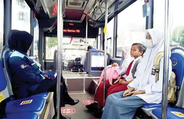 Hari Pendidikan Nasional, Pelajar Naik Trans Padang Hanya 2 Rupiah 1 CUKUP BAYAR 2 RUPIAH— Berlaku hari ini, Pemko Padang memberikan tarif khusus Rp 2 untuk pelajar dan mahasiwa yang akan menggunakan moda transportasi Trans Padang. Hal ini dilakukan Pemko untuk menyemarakkan momen Hari Pendidikan Nasional yang jatuh pad 2 Mei.