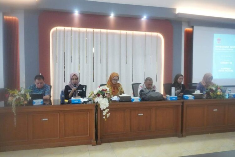 Pemko Padang Dorong Peningkatan Pengelolaan Manajemen Risiko 1 BIMTEK MANAJEMEN RISIKO— Asisten III Administrasi Umum Corri Saidan membuka Bimbingan Teknis (Bimtek) Manajemen Risiko di Aula Dinas Kesehatan, Kamis (22/5).