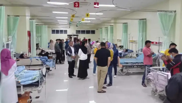 Pesta Miras Oplosan di Lapas Berujung Maut, 2 Napi Tewas Keracunan, 3 Orang Kritis, Dibuat dari Alkohol Parfum Dicampur Minuman Kemasan 1 KERACUNAN— Puluhan napi di Lapas Kelas IIA Bukittinggi dilarikan ke rumah sakit gegara keracunan usia pesta miras oplosan. Dua di antaranya meninggal.