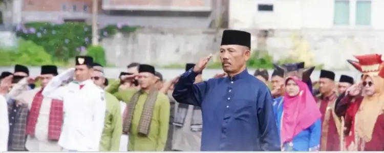 Pemkab Tanahdatar Peringati Hari Otoda XXIX, Hardiknas dan Hari Kartini 1 UPACARA— Dalam rangka peringatan Hari Otonomi Daerah Ke-29, Hari Kartini dan Hari Pendidikan Nasional tahun 2025, Pemerintah Kabupaten Tanah Datar gelar upacara bendera, Jumat (2/5) di lapangan Cindua Mato Batusangkar.