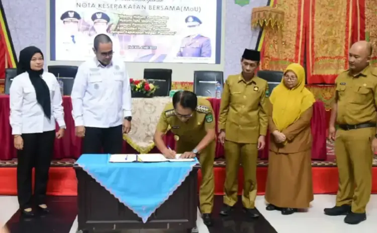 TEKEN—Bupati Padangpariaman John Kenedy Azis teken kerjasama dengan poihak Kejaksaan Negeri Pariaman.