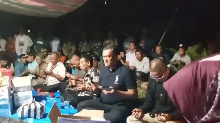 Sebelum Jasad Depi Pahrizi Ditemukan, Wabup Doa Bersama Warga di Lokasi Pencarian 1 DOA BERSAMA— Wabup Pasaman Barat M. Ihpan melakukan doa bersama dengan warga saat kunjungi lokasi pencarian korban yang diduga lditerkam buaya di Kanal PT Bakrie Pasaman Plantation, Kecamatan Koto Balingka.