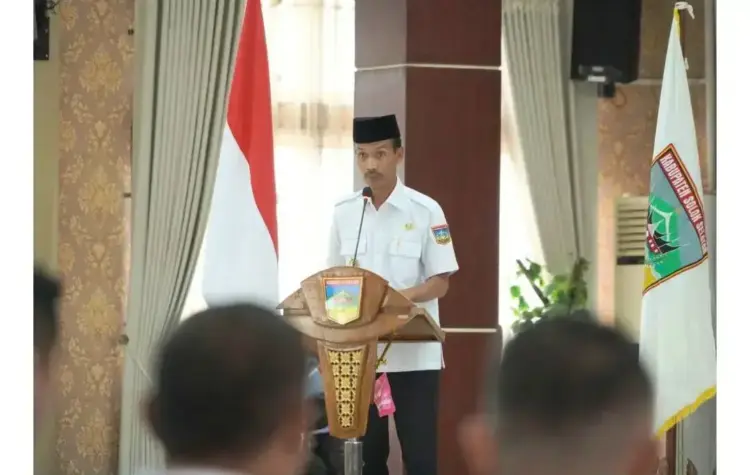 Pemkab Solsel Sosialisasikan Pembentukan Koperasi Desa Merah Putih 1 SAMBUTAN—Wakil Bupati Solok Selatan, H. Yulian Efi, berikan sambutan.