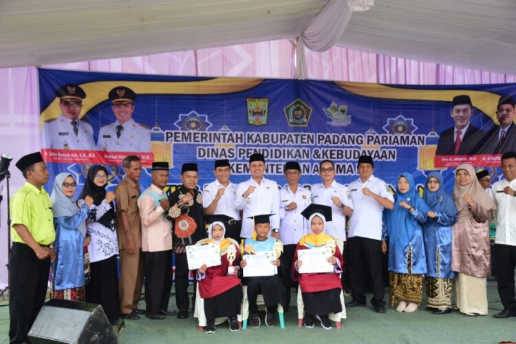 861 Pelajar SD dan SDIT se-Padangpariaman Wisuda Tahfiz 1 BERSAMA—Wakil Bupati Padangpariaman Rahmat Hidayat fot bersama dengan para siswa dan siswi.