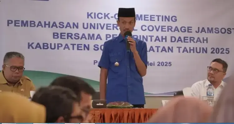 Kick-off Meeting Jamsostek, Pemerintah Komitmen Tingkatkan Cakupan UCJ 1 SAMBUTAN—Wakil Bupati Solok Selkatan Yulian berikan sambutan saat pembukaan Kick-off Meeting Pembahasan Universal Coverage Jamsostek di Hotel Pesona Alam Sangir, Selasa (6/5).