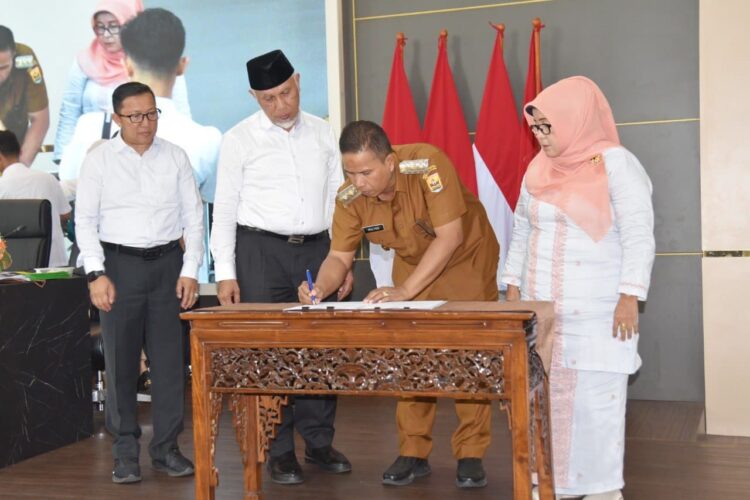 Musrenbang RPJMD Tingkat Provinsi 2025-2029, Wawako Pariaman Mulyadi Paparkan 25 Usulan Proyek Strategis 1 MUSRENBANG PROVINSI— Wakil Wali Kota Parfiaman Mulyadi didampingi Gubernur Sumbar Mahyeldi, saat penandatangan Musrenbang RPJMD Tingkat Provinsi Sumbar.