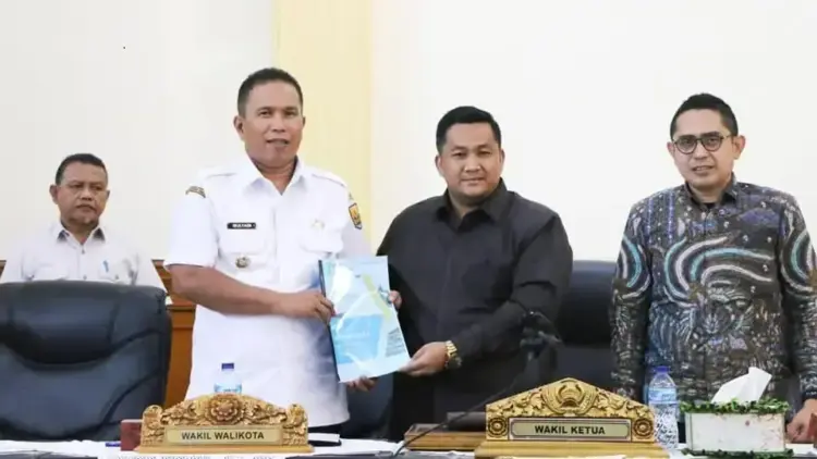 LKPj Wako Pariaman Tahun 2024, Wawako Sampaikan Jawaban atas Rekomendasi DPRD 1 SAMPAIKAN JAWABAN— Wawako Pariaman Mulyadi menyerahkan jawaban atas rekomendasi DPRD terhadap LKPj Wako tahun 2024.