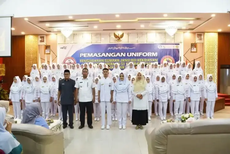 Wawako Mulyadi: Capping Day Bukan Sekedar Seremonial 1 BERSAMA MAHASISWI STIKES— Wawako Pariaman Mulyadi bersama mahasiswi STIKES usai acara Caping Day.