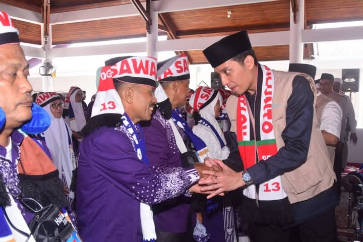 51 CJH Sawahlunto Dilepas Menuju Mekkah 1 PELEPASAN JEMAAH— Wali Kota Sawahlunto Riyanda Putra, didampingi Wakil Wali Kota Jeffry Hibatullah dan Pj Sekda Ezeddin Zain, melepas keberangkatan 51 Calon Jemaah Haji (CJH) asal Kota Sawahlunto dari Balairung Rumah Dinas Wali Kota, Minggu (25/5).