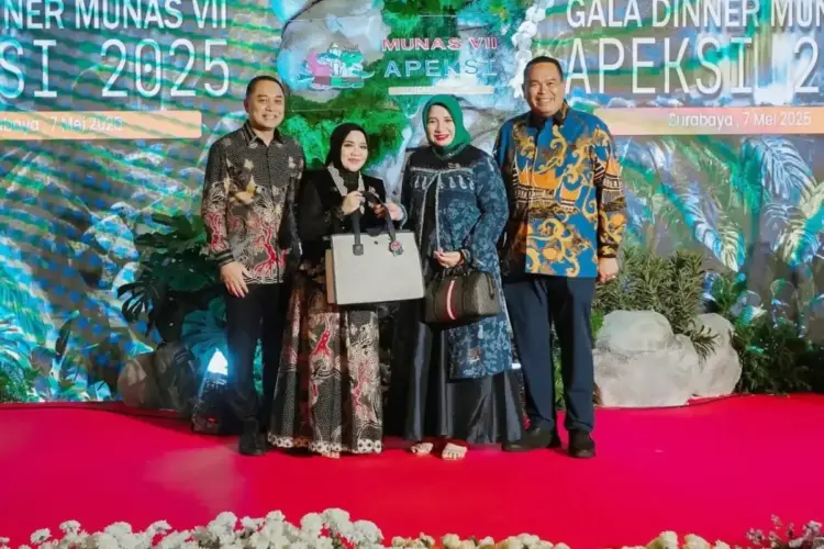 Keberhasilan APEKSI Bukan Ditentukan Daerah yang Menonjol, Wako: Kekuatan Bersama Seluruh Kota 1 HADIRI GALA DINNER— Wali Kota Pariaman Yota Balad bersama istri Ny. Yosneli Balad, menghadiri gala dinner Munas VII Apeksi tahun 2025 yang dipusatkan di Kota Surabaya, Provinsi Jawa Timur.