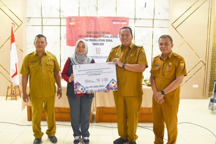 142 Penerima Manfaat PPKS Terima Bantuan Atensi STPL 1 BANTUAN ATENSI— Wali Kota Pariaman Yota Balad menyerahkan bantuan atensi STPL Bekasi kepada PPKS Kota Pariaman tahun 2025.