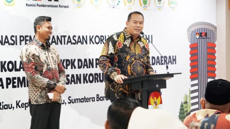 Wako Pariaman Komit Bersama KPK Berantas Kasus Korupsi 1 PEMBERANTASAN KORUPSI— Wali Kota Pariaman Yota Balad, mengikuti rapat kordinasi penguatan sinergi kolaborasi bersama Komisi Pemberantasan Korupsi (KPK).