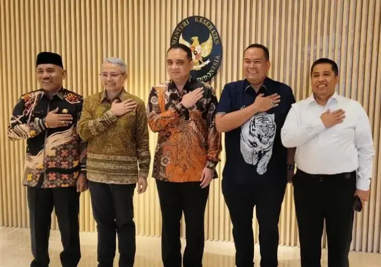 Wali Kota Pariaman Yota Balad, Audiensi dengan Kementerian Kesehatan 1 FOTO BERSAMA—Wali Kota Pariaman, Yota Balad usai audiensi dengan Kementerian Kesehatan RI terkait peningkatan pelayanan kesehatan di Kota Pariaman foto bersama.
