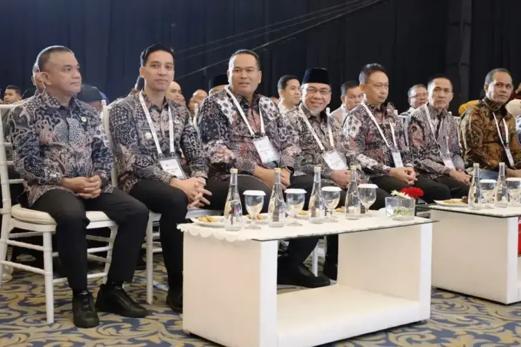 Munas APEKSI Tahun 2025, Wali Kota Surabaya Terpilih Sebagai Ketua 1 MUNAS APEKSI— Wali Kota Pariaman Yota Balad bersama para wali kota lainnya saat menghadiri Munas VII Apeksi tahun 2025 di Kota Surabaya, Provinsi Jawa Timur.