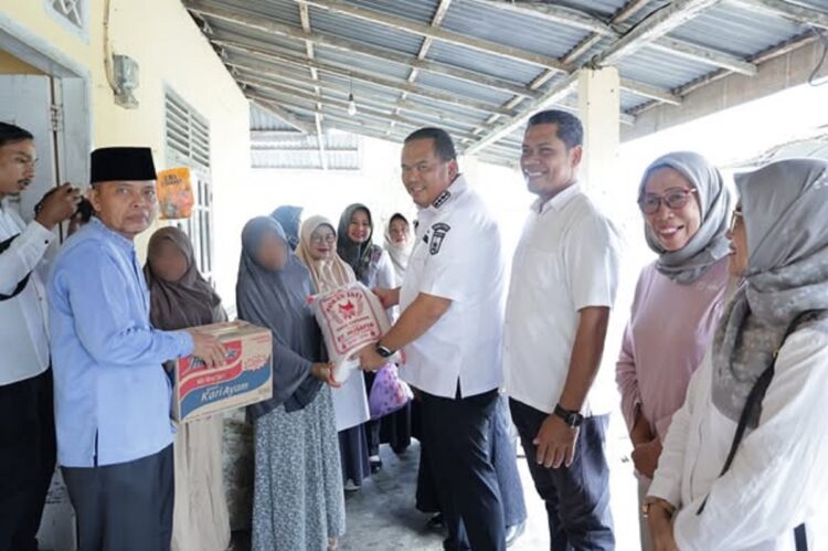 Gandeng Baznas, Pemko Pariaman Berikan Bantuan Korban Kekerasan Seksual 1 BANTUAN—Wali Kota Pariaman Yota Balad saat menyerahkan bantyuan poada seorang korban yang merupakan warga Desa Sungai Pasak Kecamatan Pariaman Timur.