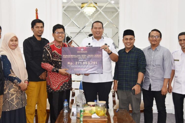 KPU Kembalikan Sisa Dana Hibah Pilkada 1 PENGEMBALIAN DANA HIBAH— Wali Kota Pariaman Yota Balad menerima pengembalian dana hibah Pilkada Serentak dari KPU Kota Pariaman.