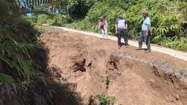 Butuh Perbaikan Lebih Cepat, Jalan Penghubung Dua Korong Terban 1 JALAN TERBAN— Wali Nagari Parikmalintang, Kecamatan Enam Lingkung, Kabupaten Padangpariaman Sudirman bersama bamus meninjau kondisi jalan terban antara Korong Padang Baru - Korong Kalawi.