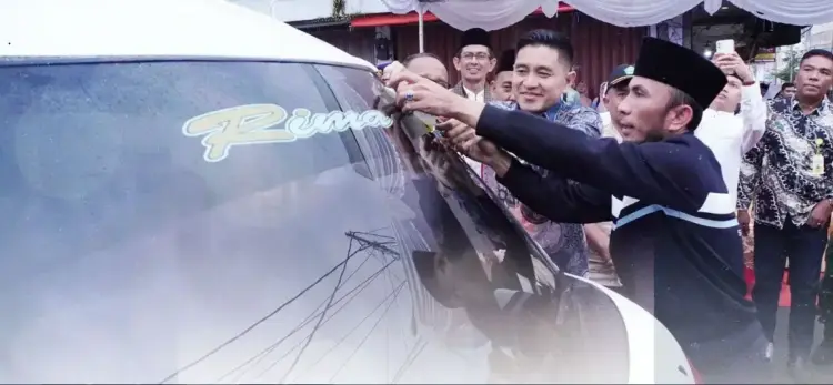 Transportasi Gratis Diluncurkan di Padangpanjang, Pelajar Dibekali Class Card Bank Nagari, Keselamatan Tetap Utama 1 PEMASANGAN STRIKER— Wakil Wali Kota Padangpanjang Allex Saputra, memasang striker khusus di angkot, saat meluncurkan program Transportasi Gratis bagi Pelajar, Jumat (2/5/) yang bertepatan pada peringatan Hari Pendidikan Nasional. Peluncuran ini dilakukan di Terminal Mikrolet depan Resto Gumarang.