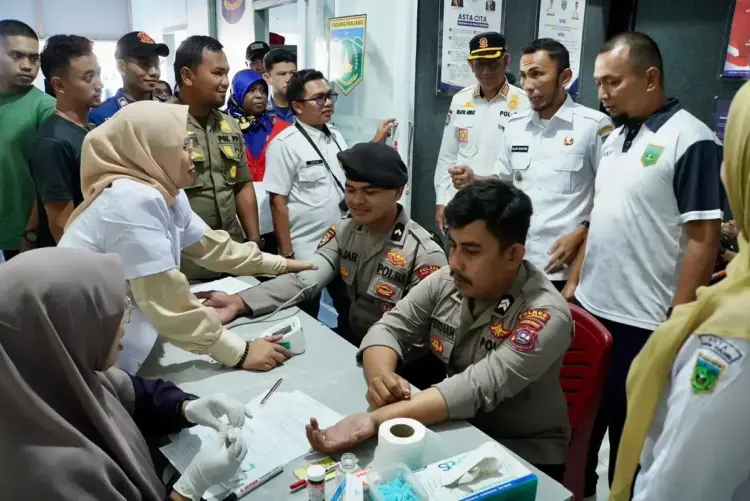PEMERIKSAAN KESEHATAN— Wakil Wali Kota Padangpanjang, Allex Saputra menyaksikan pemeriksaan kesehatan personel Polri.