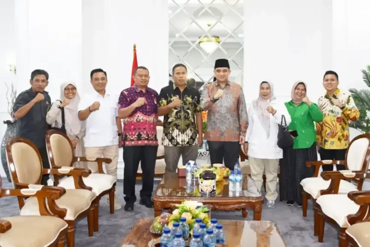 Kota Pariaman Mendapatkan Predikat UHC, Warga Bisa Berobat di Faskes hanya dengan KTP 1 KUNJUNGAN KERJA— Wakil Wali Kota Pariaman Mulyadi menerima kunjungan kerja anggota Komisi IX DPR RI, Ade Rezki Pratama, di ruang Balaikota Pariaman.