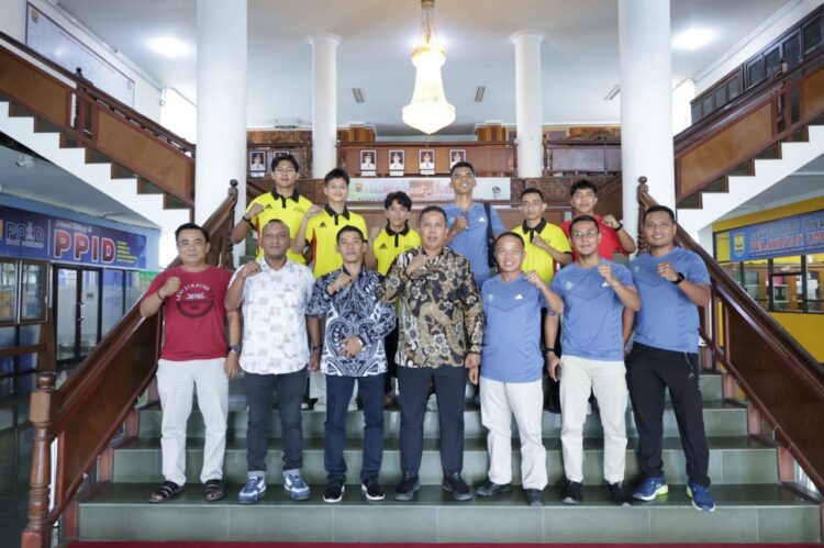 Dilepas Wawako Mulyadi, Pariaman Kirim 6 Atlet Muda ke Kejurda Takraw Sumbar 2025 1 PELEPASAN ATLET— Wawako Pariaman, Mulyadi, melepas kontingen sepak takraw Kota Pariaman untuk mengikuti Kejurda tingkat Sumbar tahun 2025 yang berlangsung di Kabupaten Pesisir Selatan 23-25 Mei.