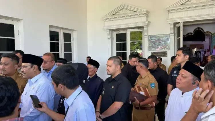 Wawako Serahkan Proposal Pembangunan Sosial pada Mensos di Padang 1 SERAHKAN PROPSAL— Wakil Wali Kota Sawahlunto, Jeffry Hibatullah, menyerahkan sejumlah proposal pembangunan sektor sosial kepada Menteri Sosial RI, Saifullah Yusuf (Gus Ipul) saat kunjungan kerja Mensos ke Kota Padang.