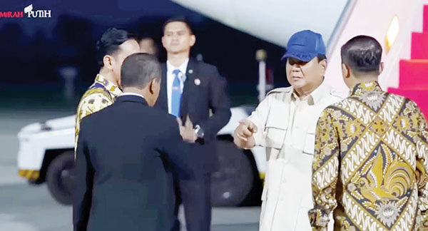 Presiden Prabowo Tak Salami Bahlil saat Hendak ke Singapura, Golkar Bantah Hubungannya Merenggang 1 TAK MENYALAMI— Presiden Prabowo Subianto tidak menyalami Menteri Energi dan Sumber Daya Mineral (ESDM) saat hendak bertandang ke Singapura.