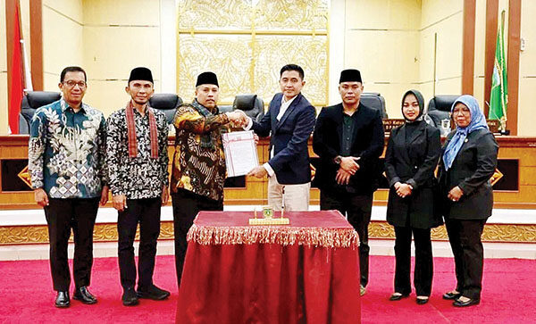 DPRD Padangpanjang Sahkan Perda Pertanggungjawaban Pelaksanaan APBD Tahun 2024, 5 Fraksi Sampaikan Pendapat Akhir 1 PENANDATANGANAN— Ketua DPRD Padangpanjang Imbral, Wakil Ketua Mardiansyah dan Nurafni Fitri bersama Wali Kota, Hendri Arnis dan Wakil Wali Kota, Allex Saputra usai melakukan penandatanganan persetujuan Perda Pertanggungjawaban Pelaksanaan Anggaran Pendapatan dan Belanja Daerah (APBD) Tahun Anggaran 2024.