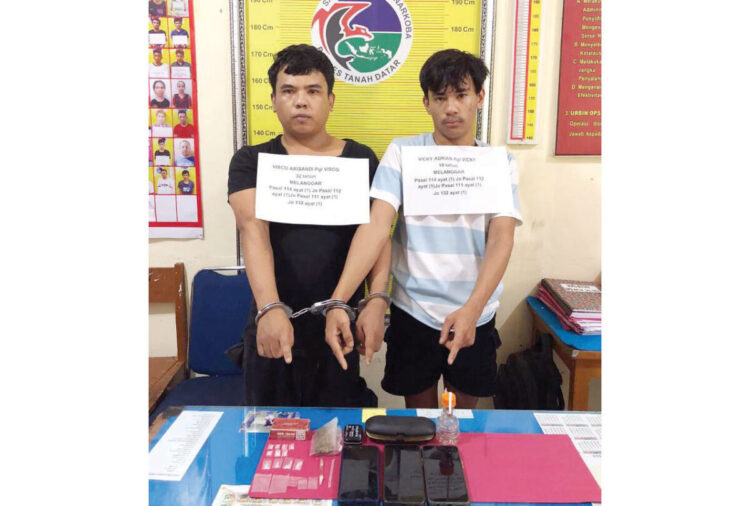 Kompak jadi Pengedar, Kakak Adik Ditangkap, Orang Tua Histeris, Digerebek di Rumah, Polisi Temukan Sabu dan Ganja 1 PENGEDAR— Pelaku Visko Arisandi (33) dan Vicky Adrian (19) yang merupakan kakak adik ditangkap Tim Satresnarkoba Polres Tanahdatar gegara mengedarkan sabu dan ganja.
