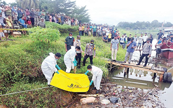 Geger! Potongan Tubuh Manusia Mengapung di Sungai, Tanpa Kepala, Kaki, Tangan dan Kelamin 1 MAYAT— Polisi bersama petugas BPBD mengevakuasi mayat tanpa kepala, kaki, tangan dan kelamin di aliuran Sungai Batang Anai.