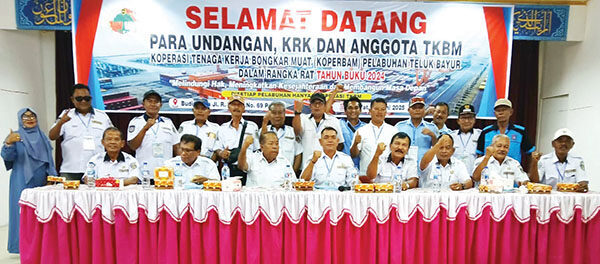 Dekopinda Padang Bakal Ungkap Kasus Rekomendasi Adu Domba 1 USAI—Chandra, Nursal Uce, M, SH, Abu Zamar, Riswan, Yonismon serta pengurus lain usai acara foto bersama.