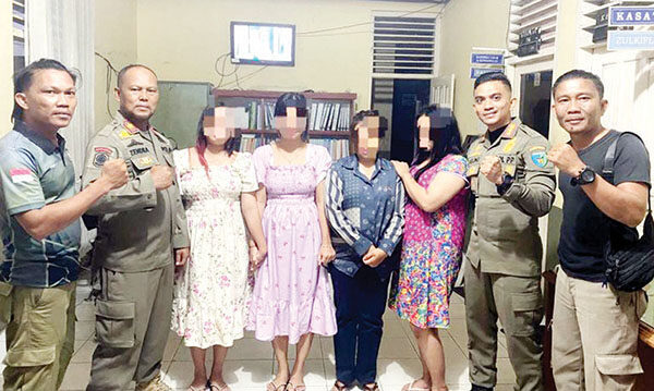 Mangkal di Kafe, 4 Wanita PSK Terjaring Razia, Pasang Tarif Rp 1 Juta Sekali Kencan 1 PSK— Empat wanita PSK diamankan Satpol PP Damkar Kabupaten Pessel di salah satu kafe di kawasan Kayu Sebatang, Kecamatan Ranah Pesisir.