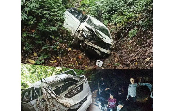 Hilang Kendali di Sitinjau Lauik, Mobil Jazz Terjun ke Jurang 300 Meter 1 MASUK JURANG— Mobil Honda Jazz masuk jurang di Sitinjau Lauik. Satu orang luka berat dan satu luka ringan.