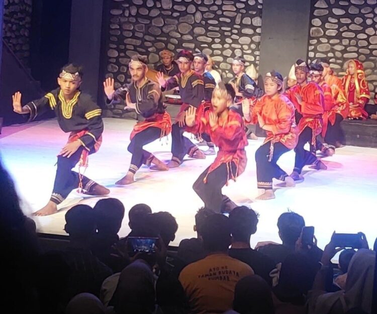 Festival Nan Jombang Tanggal 3 Hadirkan Group Randai Pincuran Tujuah 1 Festival Nan Jombang Tanggal 3 di Gedung Manti Menuik, Ladang Tari Nan Jombang Balai Baru, Kecamatan Kuranji, Selasa (3/6) menghadirkan, pertunjukan Group Randai Pincuran Tujuah, Solok Bio-Bio, Kota Payakumbuh.