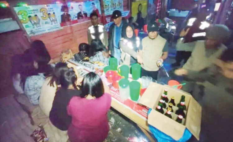 9 Wanita Kepergok Pesta Miras di Warung Remang-remang, Dipekerjakan untuk Dampingi Tamu 1 PESTA MIRAS— Tim Satpol PP Limapuluh Kota mengamankan sembilan wanita yang kedapatan pesta miras
di warung remang-remang.