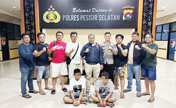 PENGEDAR— Dua pelaku yang terlibat peredaran sabu ditangkap jajaran Satresnarkoba Polres Pessel.