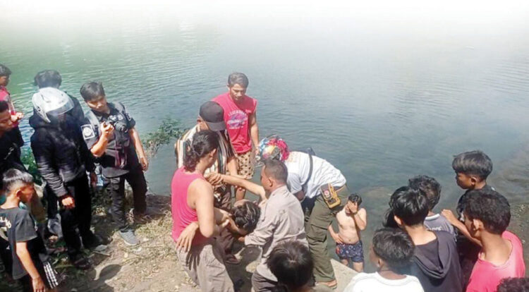 Pemuda Tewas Tenggelam di Sungai Batang Kuranji 1 EVAKUASI—
Tim SAR gabungan mengevakuasi jenazah korban yang tenggelam di Sungai Batang Kuranji, Padang.