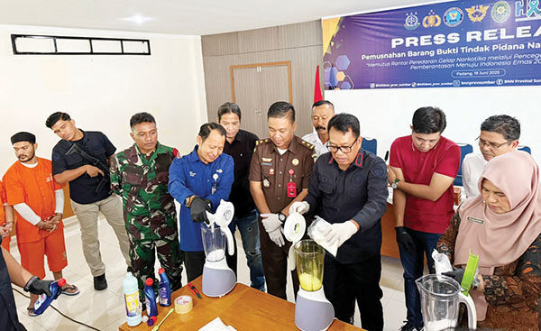 BNNP Sumbar Blender 1,7 Kg Sabu, Hasil Tangkapan 3 Kurir asal Aceh 1 PEMUSNAHAN— Kepala BNNP Sumbar Bigjen Pol Ricky Yanuarfi memusnahkan 1,7 Kg sabu dengan cara dicampur cairan pembersih lantai lalu diblender.