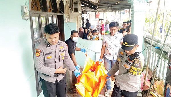 Tinggal Seorang Diri, Nenek Darmiati Ditemukan Tak Bernyawa di Rumah 1 EVAKUASI— Polisi mengevakuasi jenazah nenek Darmiati yang ditemukan meninggal di rumahnya
Kelurahan Rawang, Kecamatan Padang Selatan, Kota Padang.