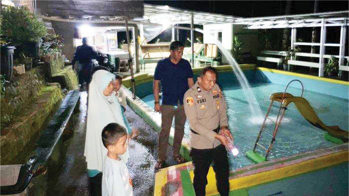 Bocah Perempuan Ditemukan Mengapung di Kolam Renang 1 OLAH TKP— Polisi melakukan olah TKP tewasnya bocah perempuan di Water Park Aie Malanca, Kecamatan
V Koto Kampung Dalam.