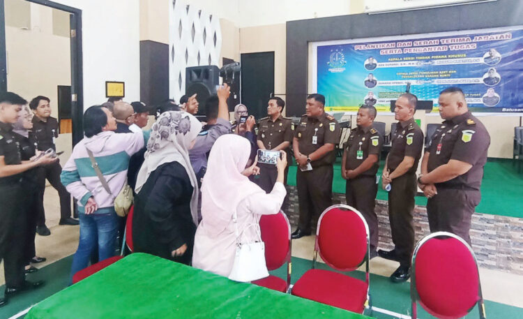 Dugaan Korupsi Perumda Tuah Sepakat Ditingkatkan ke Penyidikan, Kajari: Terdapat Potensi Penyimpangan Rp 1 Miliar lebih 1 KORUPSI— Kejaksaan Negeri Tanahdatar menggelar konferensi pers terkait dugaan penyimpangan keuangan Perumda Tuah Sepakat.