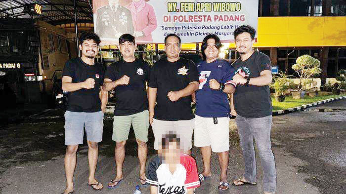 Manfaatkan Kelengahan Kasir Toko, Pria Residivis Embat Hp dan Rokok 1 MENCURI— Pelaku TS alias Nofi ditangkap Tim Klewang Polresta Padang atas kasus pencurian Hp dan rokok.