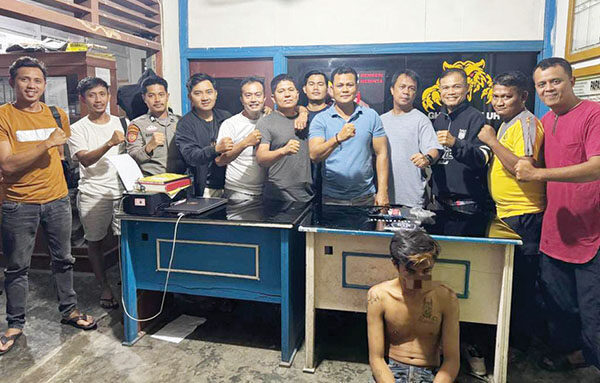 Mahasiswa Nekat jadi Pengedar, 11 Paket Sabu Disita Polisi 1 SABU— Pelaku FUP yang berstatus mahasiswa
ditangkap jajaran Polsek Pancung Soal dengan
barang bukti 11 paket sabu.