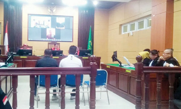 Sidang Kasus Pembunuhan dan Pemerkosaan Nia Kurnia Sari, Penyidik Bantah Pernyataan In Dragon Soal Penitipan Sabu 1,5 Kg 1 SIDANG— Suasana sidang kasus pembunuhan dan pemerkosaan Nia Kurnia Sari di Pengadilan Negeri pariaman.
