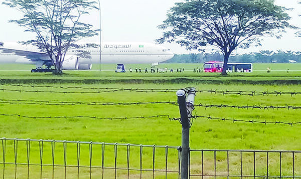 Wamenag Prihatin Atas Teror Bom Pesawat Saudia Airlines, Minta Polisi Tangkap Pelakunya 1 TEROR BOM— Pesawat Saudia Airlines yang mengangkut 442 jamaah haji mendarat darurat di Bandara Kualanamui, Sumatra Utara, lantaran ada teror bom pada Selasa (17/6).