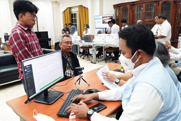 Lapor Mas Wapres Catat 7.590 Aduan, Dari Urusan Pendidikan Hingga Keringanan Cicilan 1 LAYANI MASYARAKAT— Petugas melayani masyarakat yang memanfaatkan Lapor Mas Wapres (LMW) di kompleks Istana Wapres.