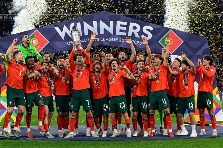 Portugal Kalahkan Spanyol Lewat Adu Penalti, Juara UEFA Nations League untuk Kedua Kalinya 1 JUARA— Portugal meraih juara UEFA Nations League buat kedua kalinya tahun ini. Hal itu terjadi setelah di partai final Portugal menang lewat adu penalti dengan skor 5-3 atas tetangganya, Spanyol pada Senin (9/6).