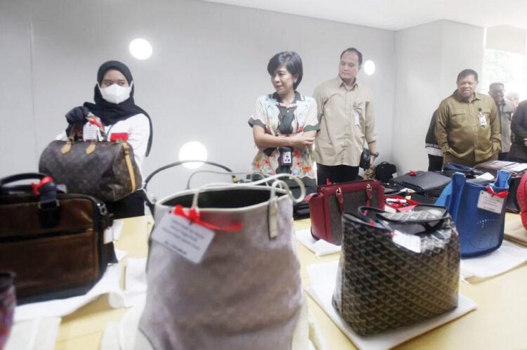 KPK Bukukan Nilai Lelang Rp 24,8 Miliar, Ada Kemeja Sutera Harga Rp 5 Ribu Terjual Rp 5,6 Juta! 1 LELANG— Anggota Dewas KPK Chisca Mirawati saat meninjau lelang barang rampasan di Gedung Rupbasan KPK, Jakarta, Kamis (27/2).