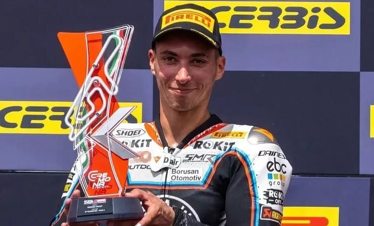 Resmi Debut di MotoGP Musim 2026, Toprak Razgatlioglu Gabung Tim Satelit Yamaha Pramac 1 JUARA DUNIA— Juara dunia Superbike dua kali, Toprak Razgatlioglu, dipastikan akan menjalani debut di ajang MotoGP pada musim 2026. Pebalap asal Turki tersebut akan bergabung dengan tim satelit Pramac Yamaha.