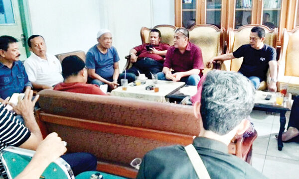 Porwaprov PWI Sumbar - Bank Nagari Open 2025, “Merasa Terhormat menjadi Mitra dalam Membangun Semangat Sportivitas Antarwartawan” 1 APRESIASI UNTUK BANK NAGARI— Ketua PWI Sumbar Widya Navies, menyampaikan apresiasi atas kontribusi Bank Nagari mendukung ajang olahraga insan pers Porwaprov – Bank Nagari Open 2025, saat rapat yang digelar di kantor PWI Sumbar, Minggu (15/6).